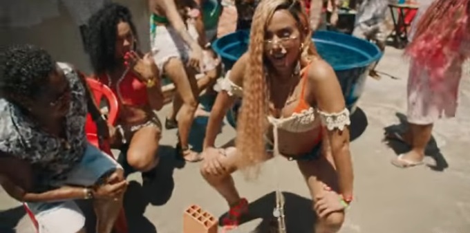 Anitta relembra dança “Na boquinha da garrafa” em novo clipe