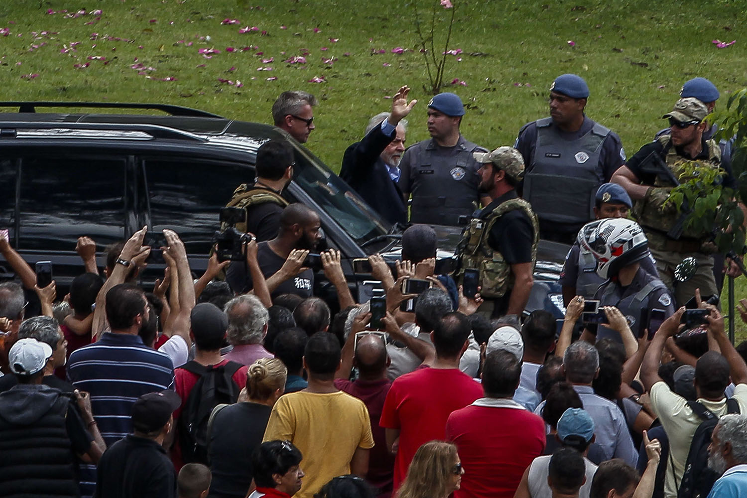 Lula acompanha velório de neto em São Bernardo