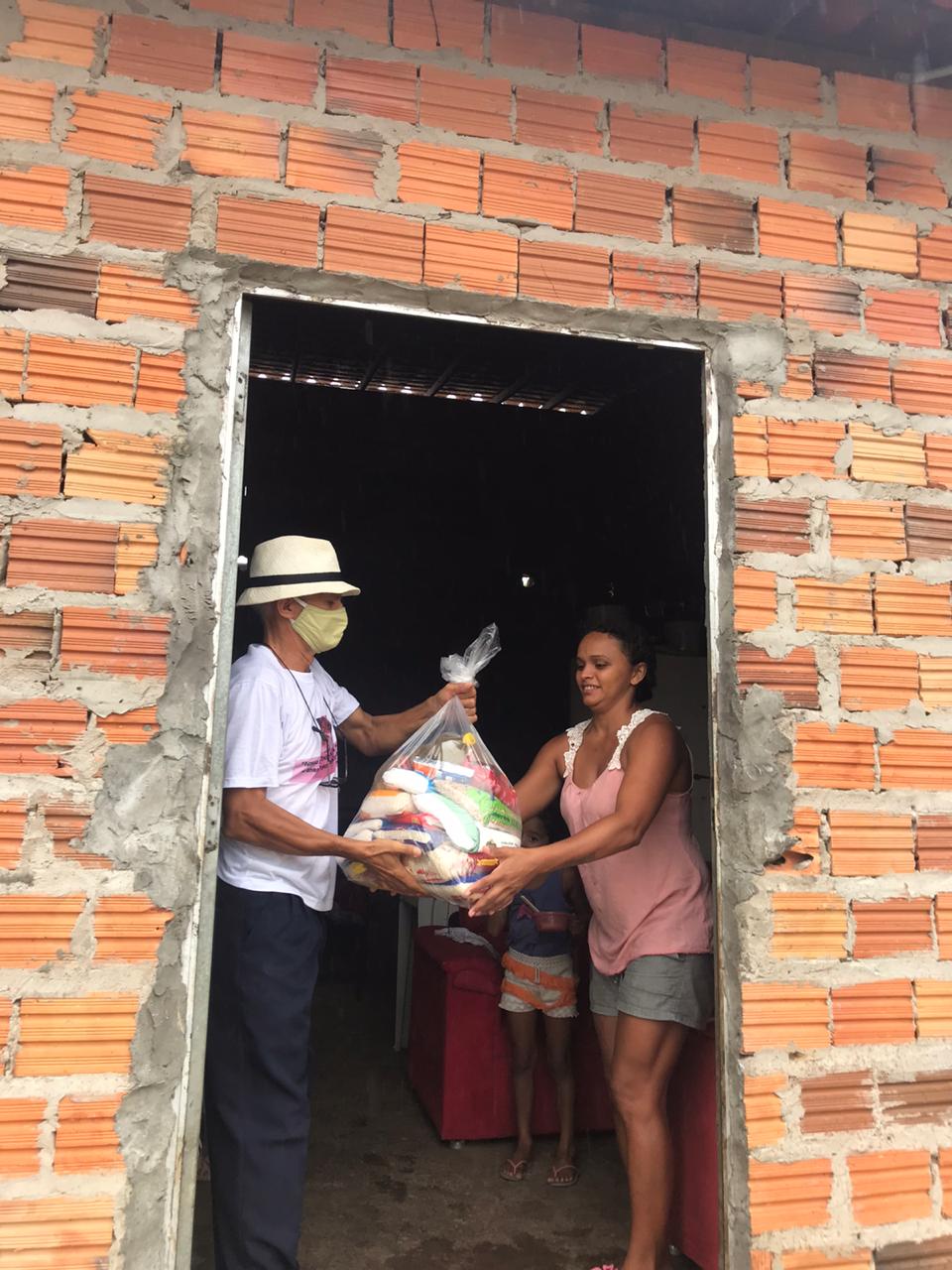 Espíritas e artistas doam alimentos a famílias carentes no Piauí e Maranhão