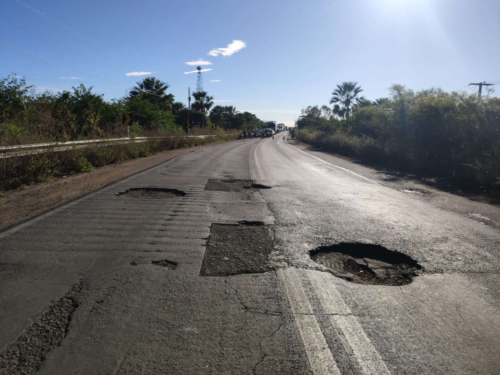 Motociclista colide com carreta e caminhão ao desviar de buracos em Campo Maior