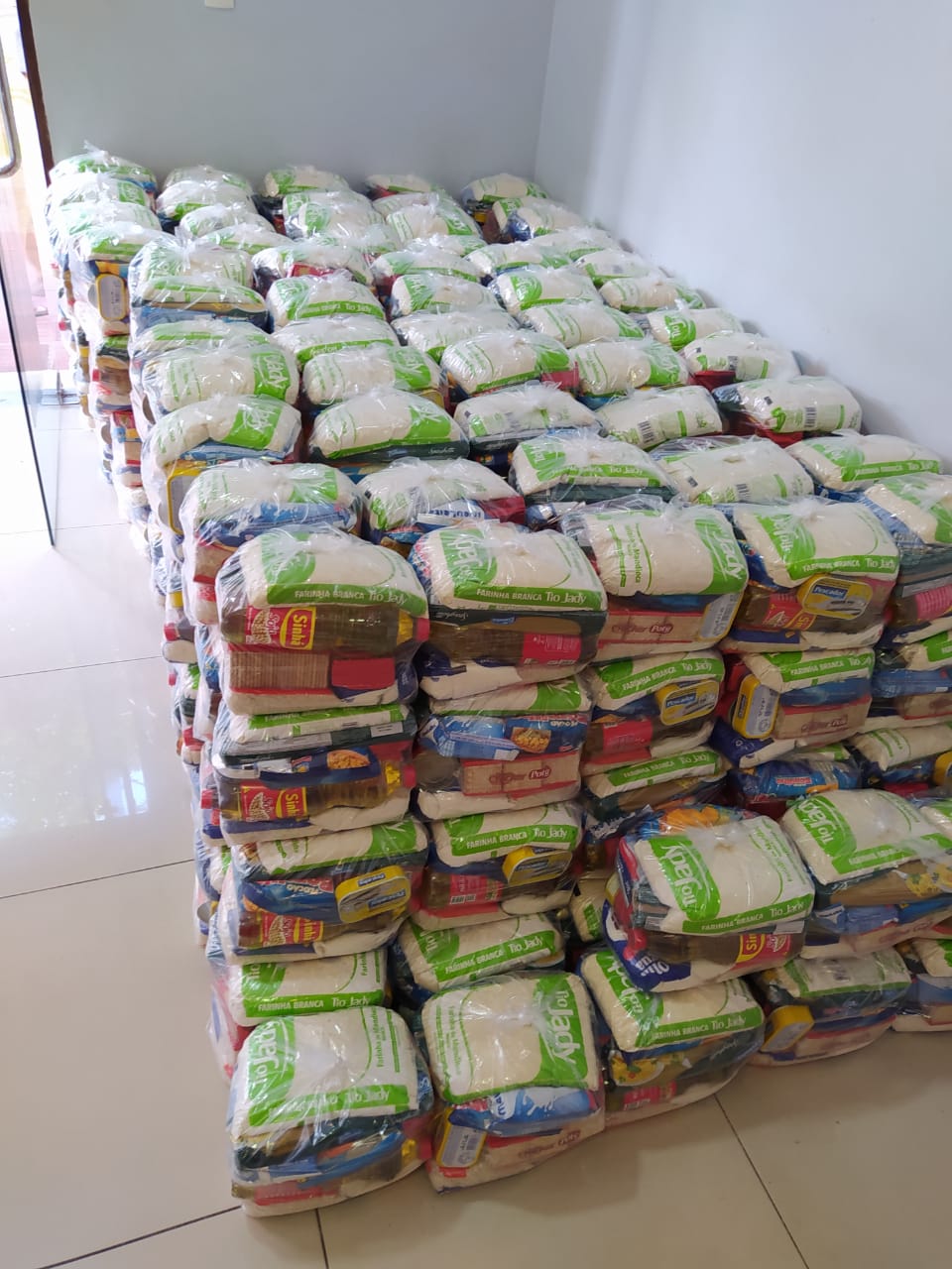 Equatorial Piauí doa cerca de 10 toneladas de alimentos para projeto em apoio a artistas piauienses