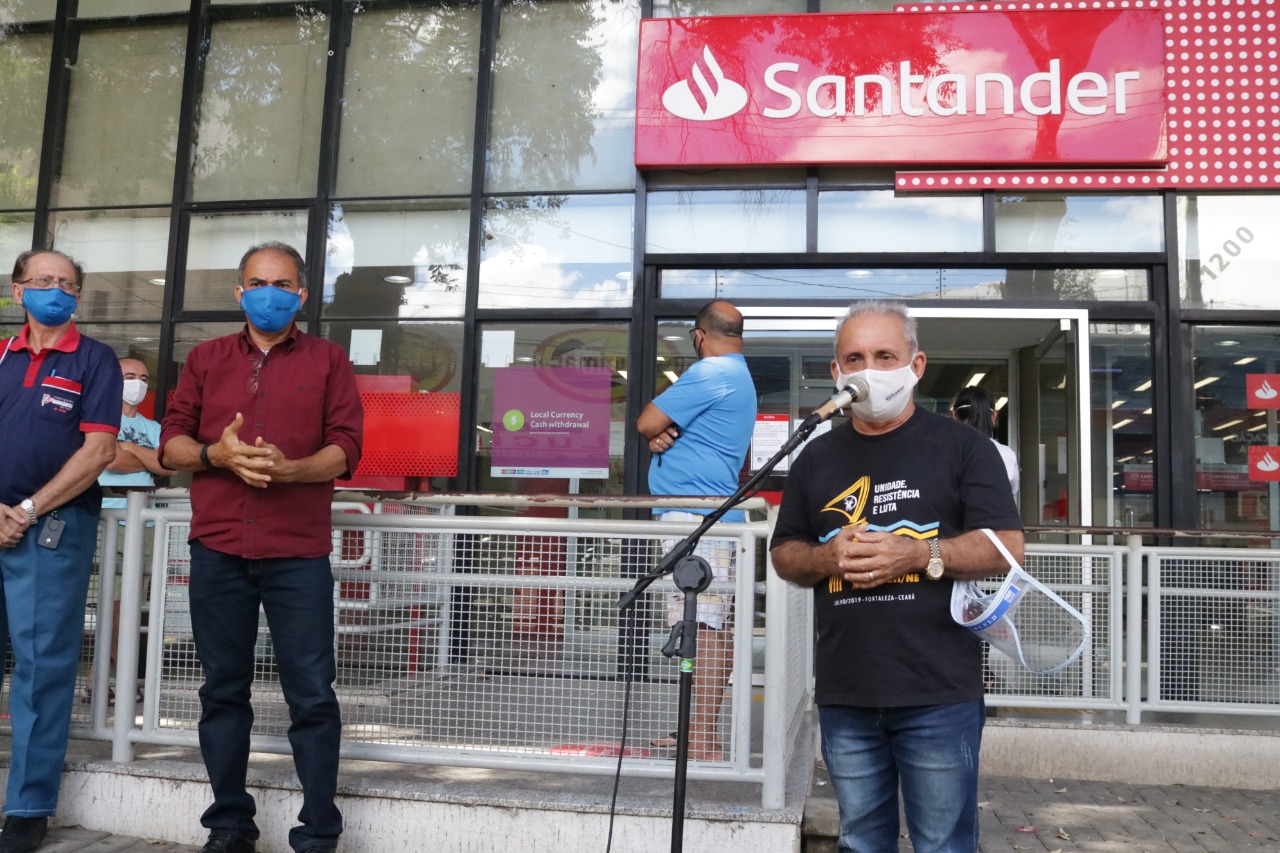 Sindicato protesta na porta do Banco Santander em Teresina