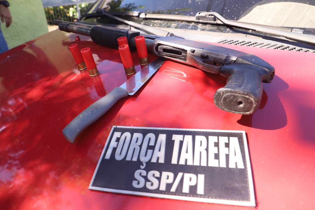 Dupla é presa com escopeta e munições no Bairro Mafrense