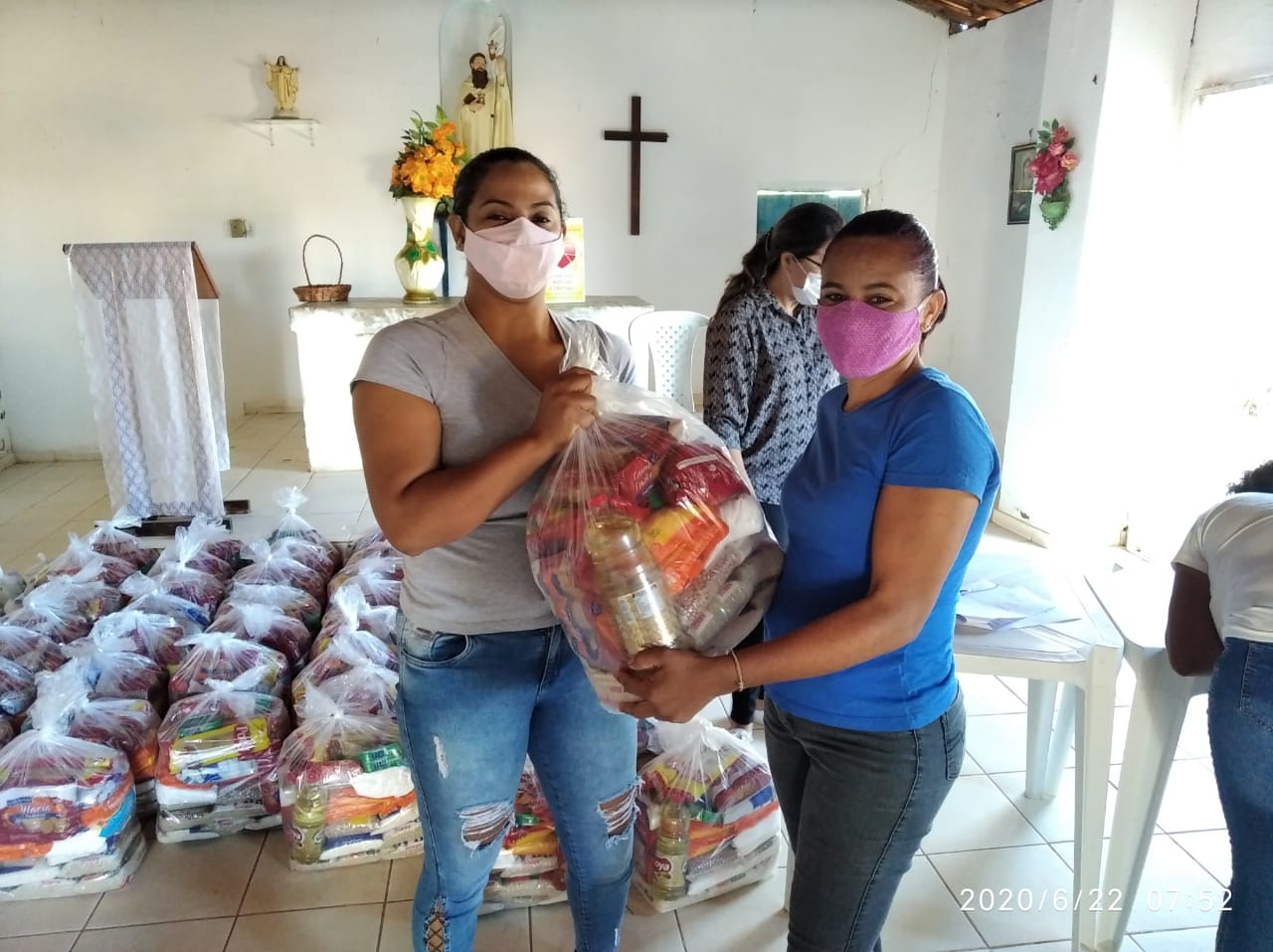 Campanha Conexão Solidária doa cestas básicas às famílias carentes de São Raimundo