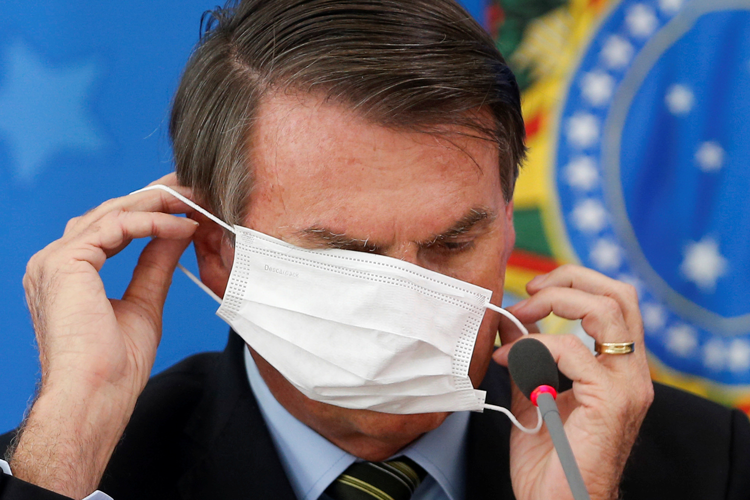 Bolsonaro veta obrigatoriedade de uso de máscaras em locais fechados