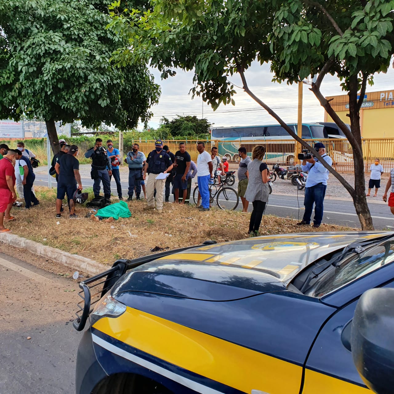 Motociclista morre ao perder controle e colidir com árvore em Teresina