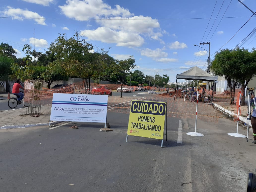 Obra para implantação de rede de esgoto acontece na avenida Teresina