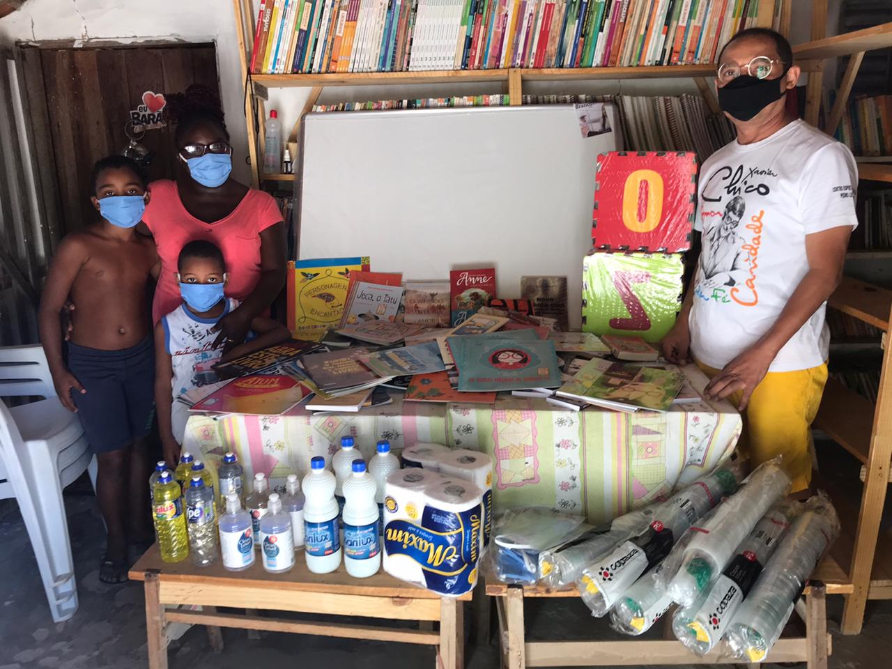 Grupo “Artistas pela Vida” doa livros e máscaras a biblioteca comunitária