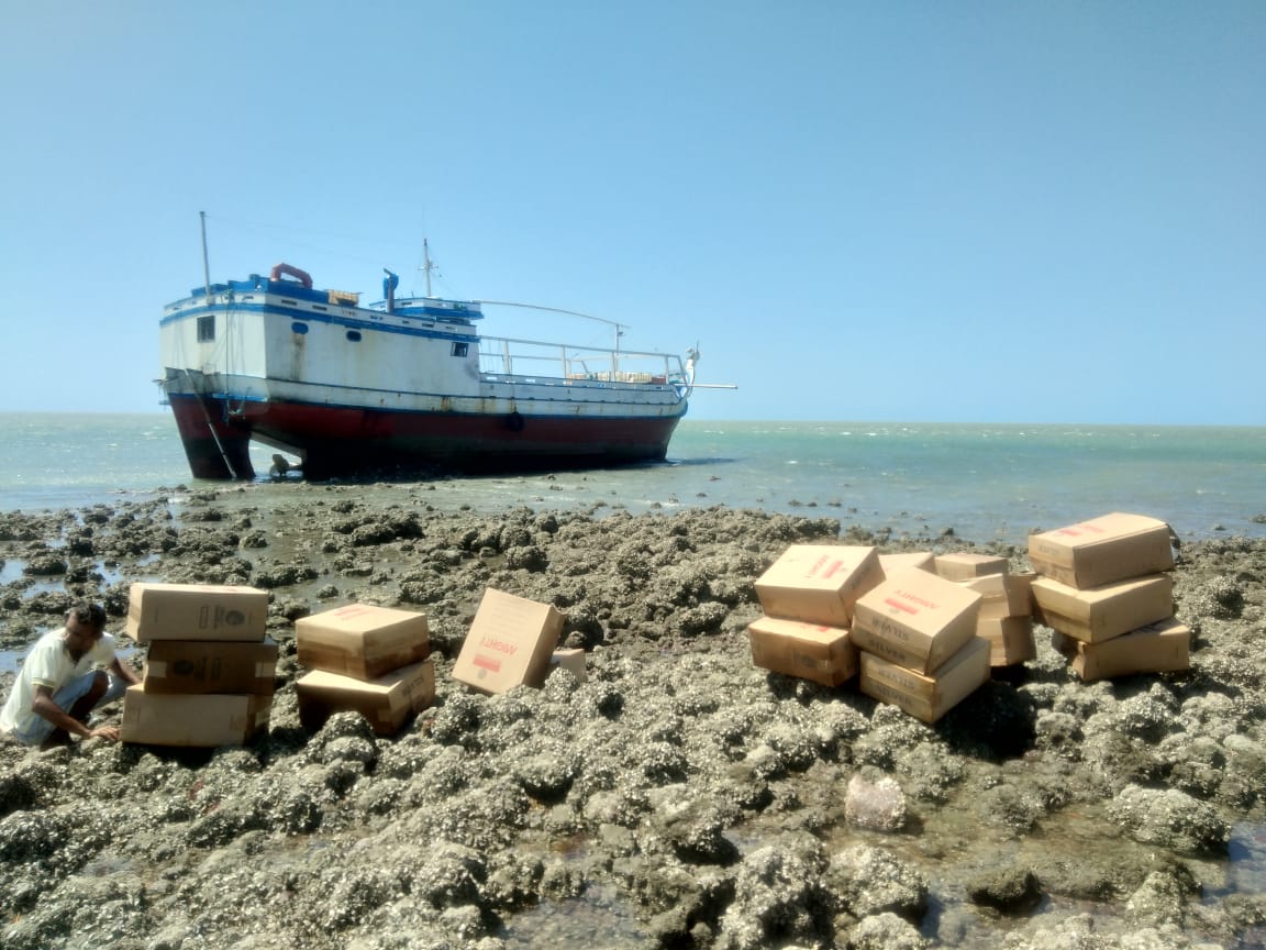 PF apreende carga de cigarros contrabandeados em embarcação que encalhou no Litoral do Piauí
