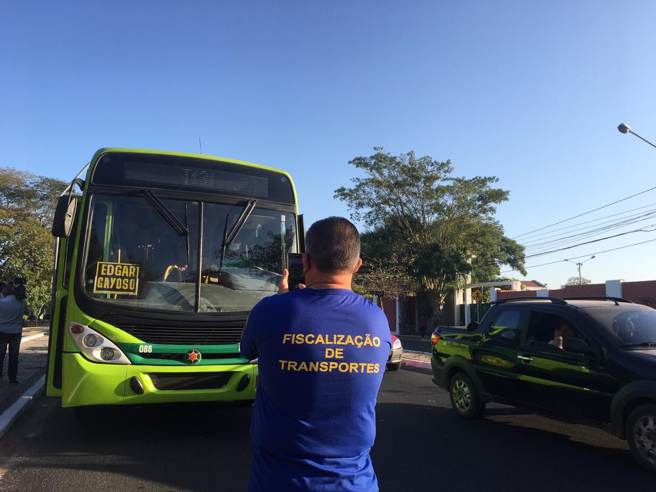 27 ônibus são notificados por circular com passageiros em pé e sem máscara