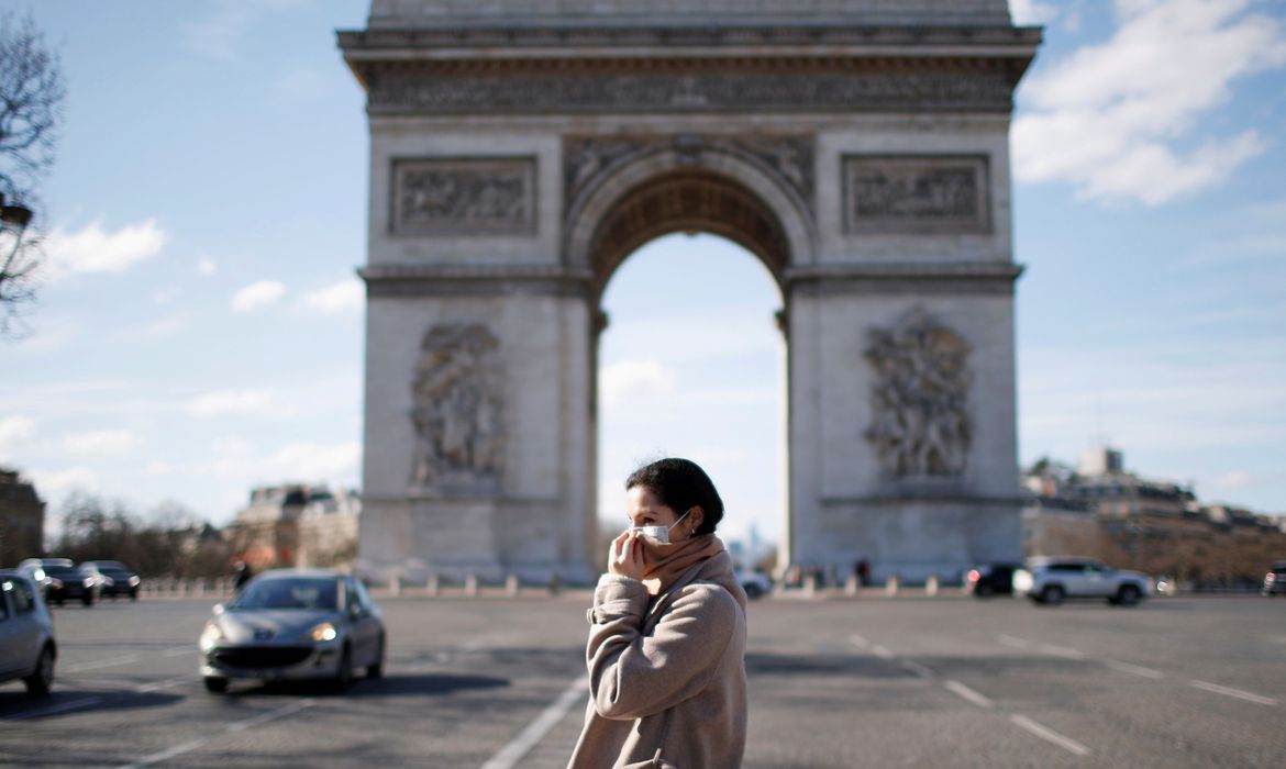 França tornará uso de máscaras obrigatório em Paris