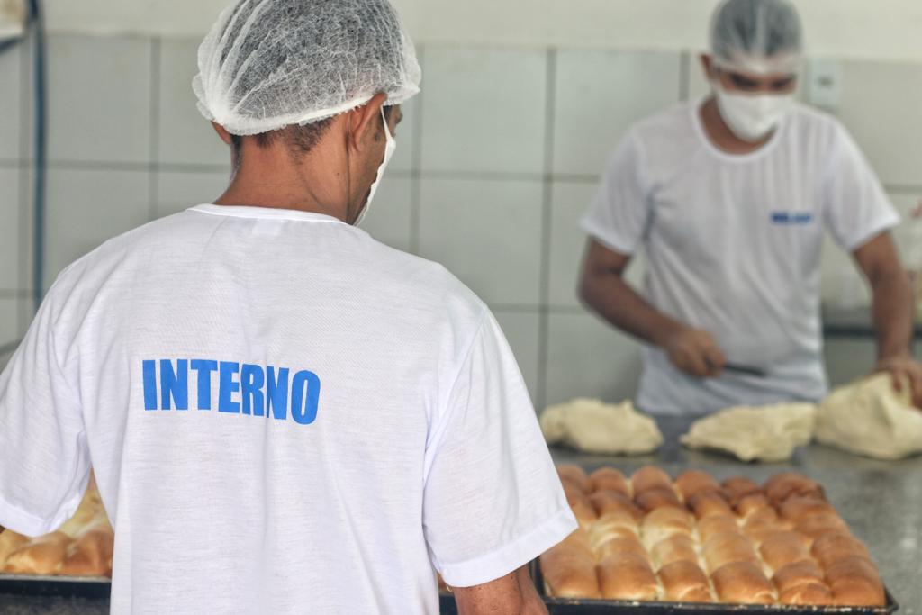 Detentos produzem 1800 pães por dia em penitenciária