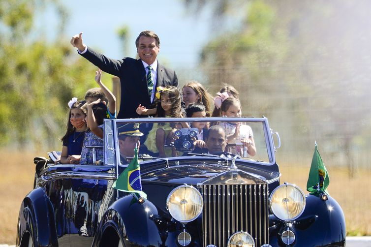 Bolsonaro cumprimenta populares em solenidade de 7 de Setembro