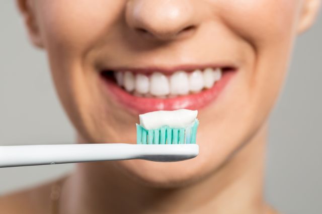 Por que esperar meia hora após a refeição é o ideal para escovar os dentes?