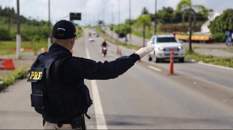 Após abordagem da PRF/PI, pai abandona criança de 3 anos em Floriano e foge