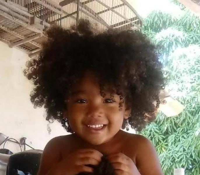 Menina de 2 anos morre baleada na cabeça enquanto brincava no Bairro Torquato Neto