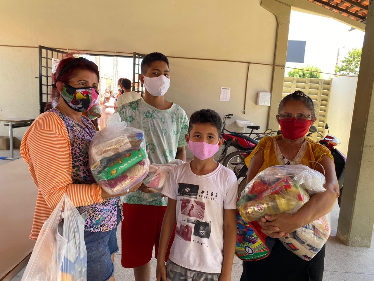 Hospital particular entrega mais de cinco toneladas de alimentos para famílias carentes em Teresina