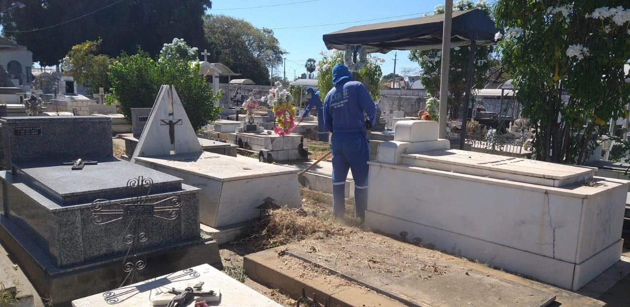 Equipes fazem mutirão de limpeza em praças e cemitérios na zona Norte