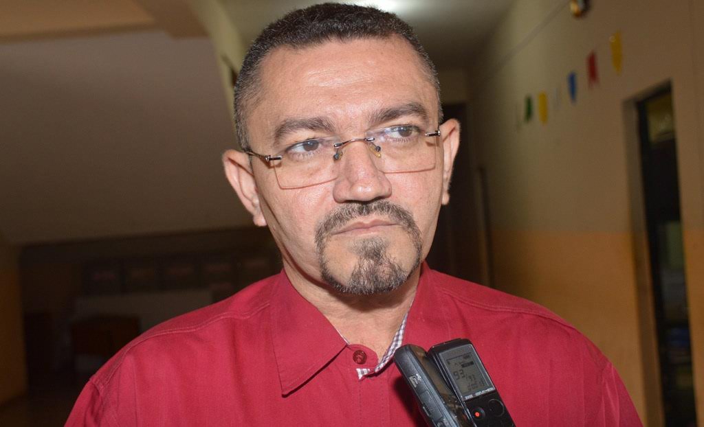Coluna “De olho”: Prefeito Walmir sai do PT e declara apoio a Gil Paraibano em Picos