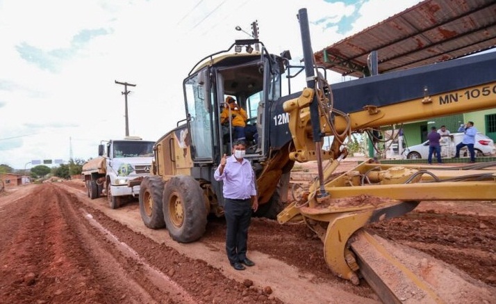 Wellington Dias visita obras de asfaltamento em Barreiras do Piauí