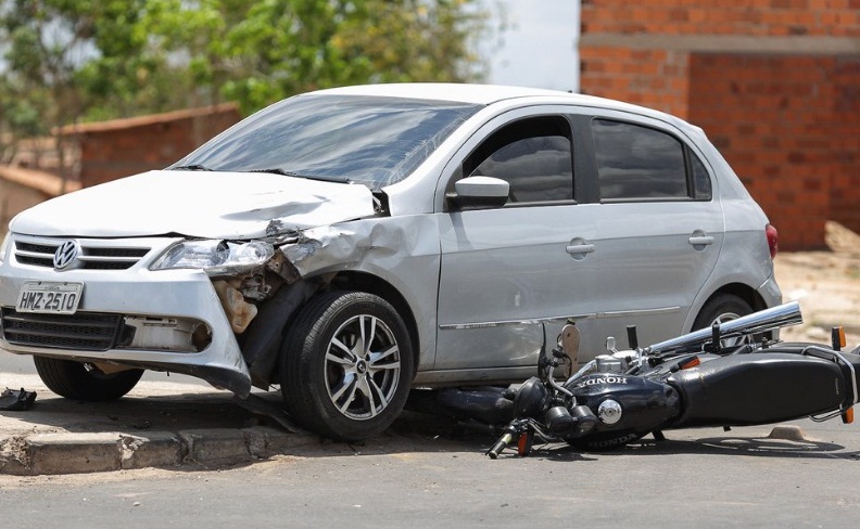 Mulher morre em colisão entre carro e moto na Santa Maria da Codipi