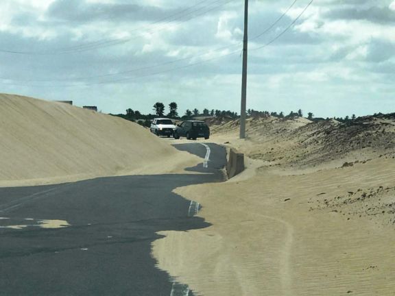 Coluna “De Olho”: Dunas invadem pista da PI-116 de acesso às praias de Barra Grande e Macapá