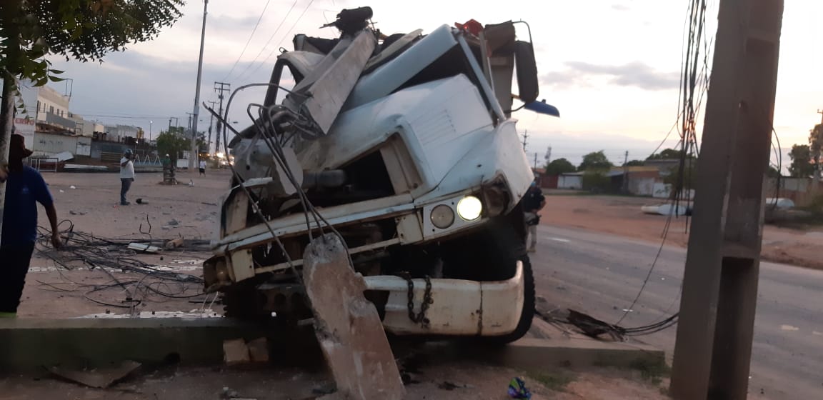 Caminhão colide com dois postes na BR 343 em Teresina