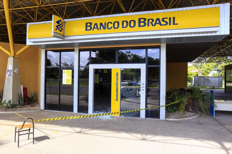 Quadrilha tenta arrombar caixa eletrônico do Banco do Brasil da UFPI
