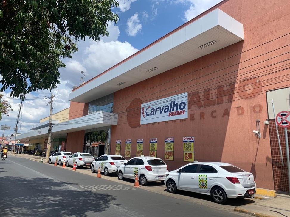 Quadrilha invade e rouba celulares do Comercial Carvalho na zona Sudeste