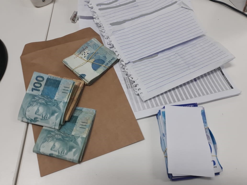 Candidata à vereadora e assessor são presos com mais de R$ 4 mil e lista de eleitores em Geminiano