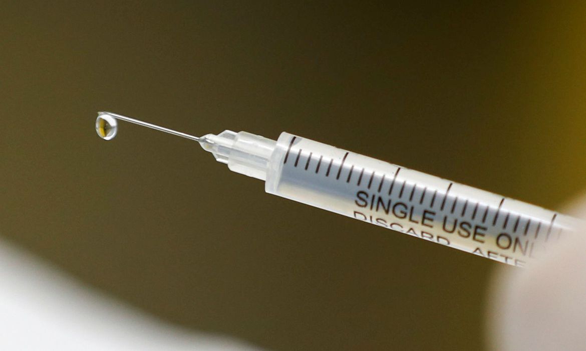 Anvisa dá prazo de 10 dias para avaliar uso emergencial de vacinas