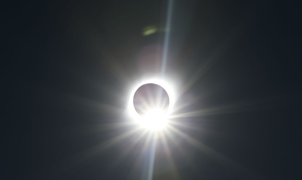 Brasil terá eclipse solar parcial, entre meio-dia e 15h, nesta segunda (14)
