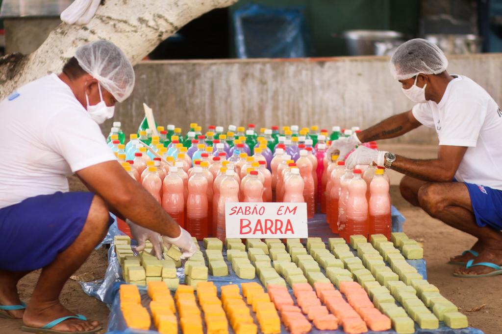 Reeducandos produzem cerca de 5 mil produtos de limpeza em penitenciária