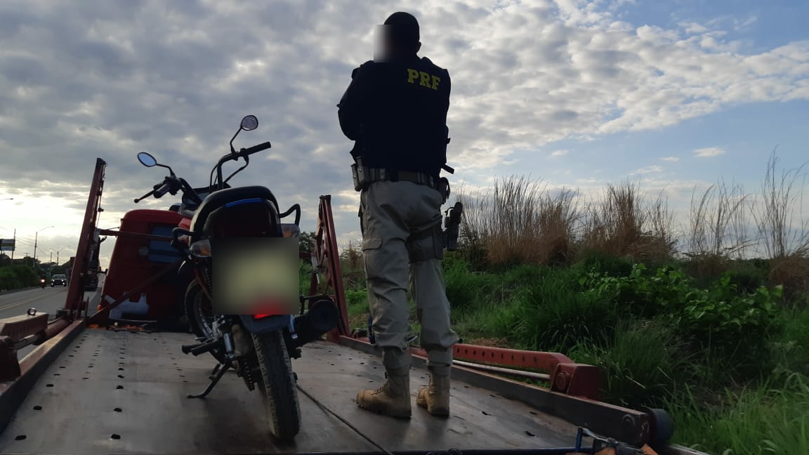 Acusado de abandonar filho durante blitz tem moto apreendida com multas de mais de R$ 4 mil