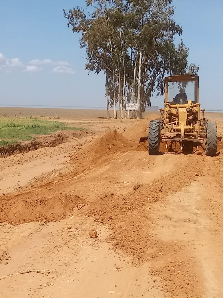 Produtores fazem manutenção das estradas da soja no cerrado