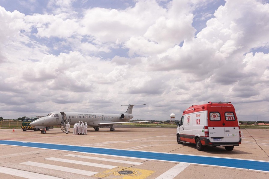 Nove pacientes com Covid-19 de Manaus chegam com avião da FAB em Teresina