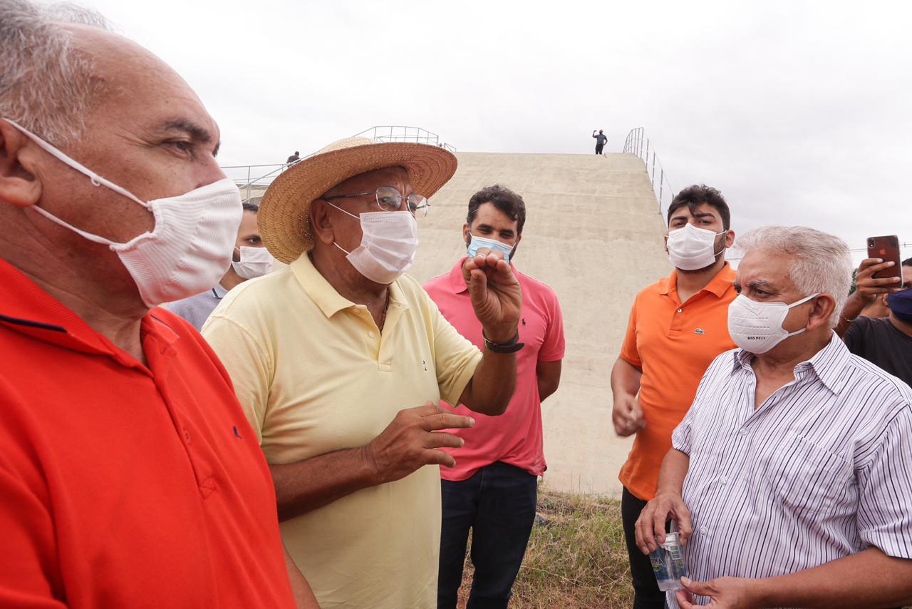 Prefeito doutor Pessoa visita obras e garante entrega do mercado do Renascença