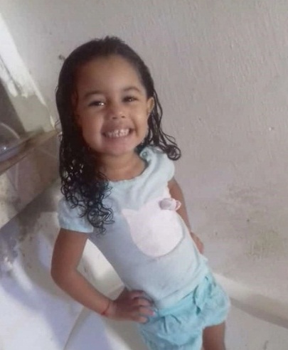 Menina de 3 anos é atropelada e arrastada por adolescente em uma motocicleta