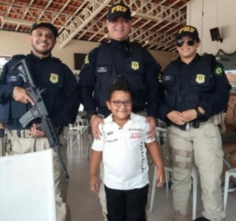 Menino de 6 anos realiza sonho de tirar foto com policiais rodoviários em Floriano