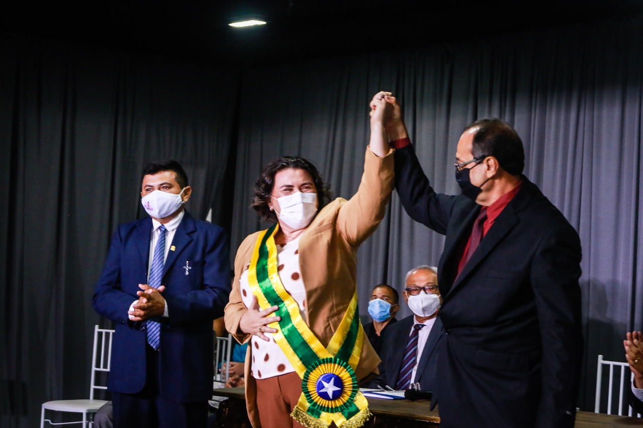 Jôve Oliveira é empossada prefeita de Piripiri e vereador Alan Osório é presidente da Câmara