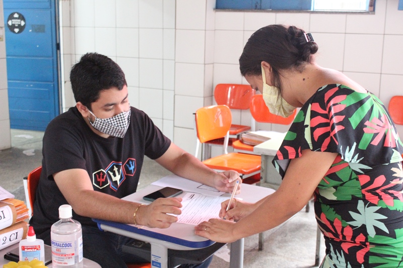 Estudantes renovam matrículas na rede municipal de ensino