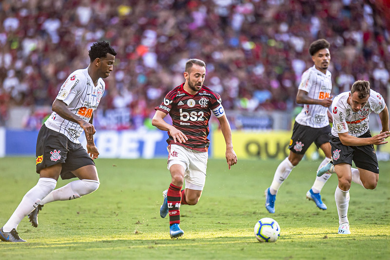 Flamengo enfrenta Corinthians e joga pela liderança no Brasileiro