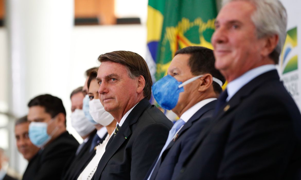 Jair Bolsonaro negocia novo auxílio aos informais