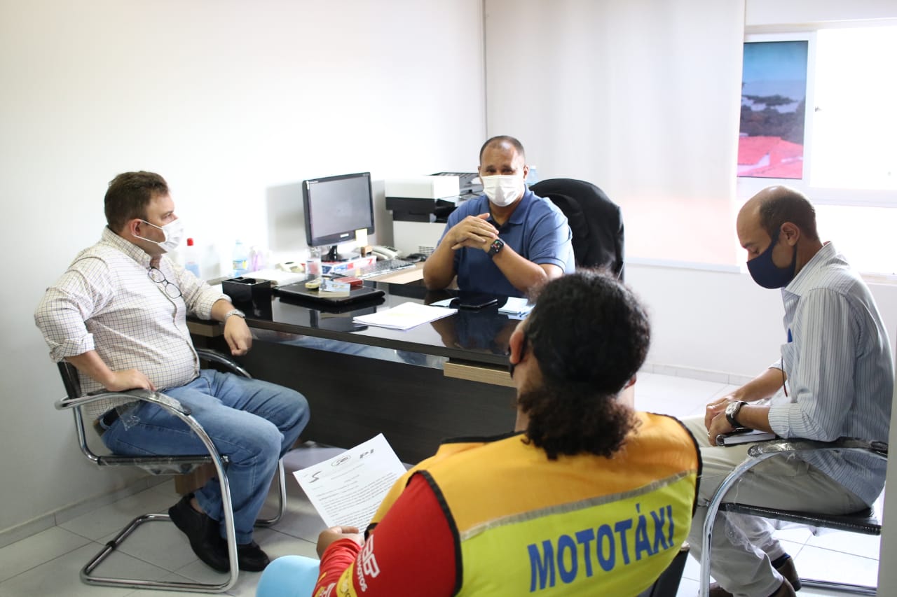 Aluísio Sampaio se reúne com mototaxistas e discute ampliação do tempo de uso das motocicletas