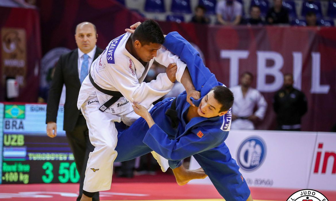 Após um teste positivo, 15 judocas brasileiros são isolados na Turquia
