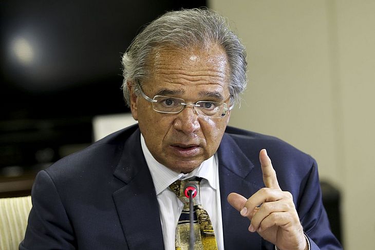 Paulo Guedes anuncia antecipação de 13º de benefícios do INSS