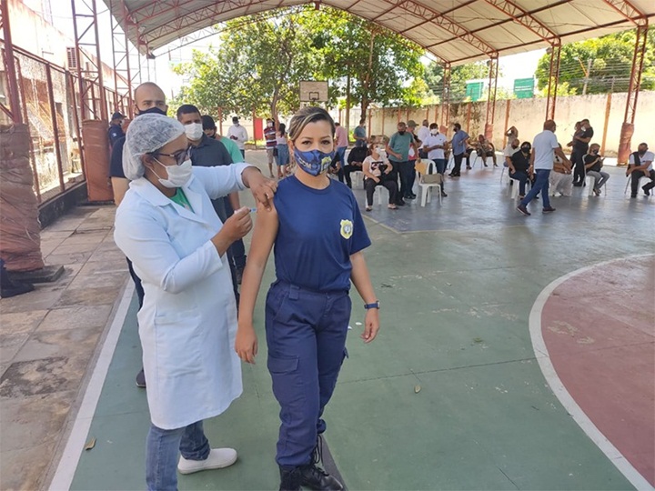 Guardas Municipais recebem primeira dose da vacina contra a Covid-19