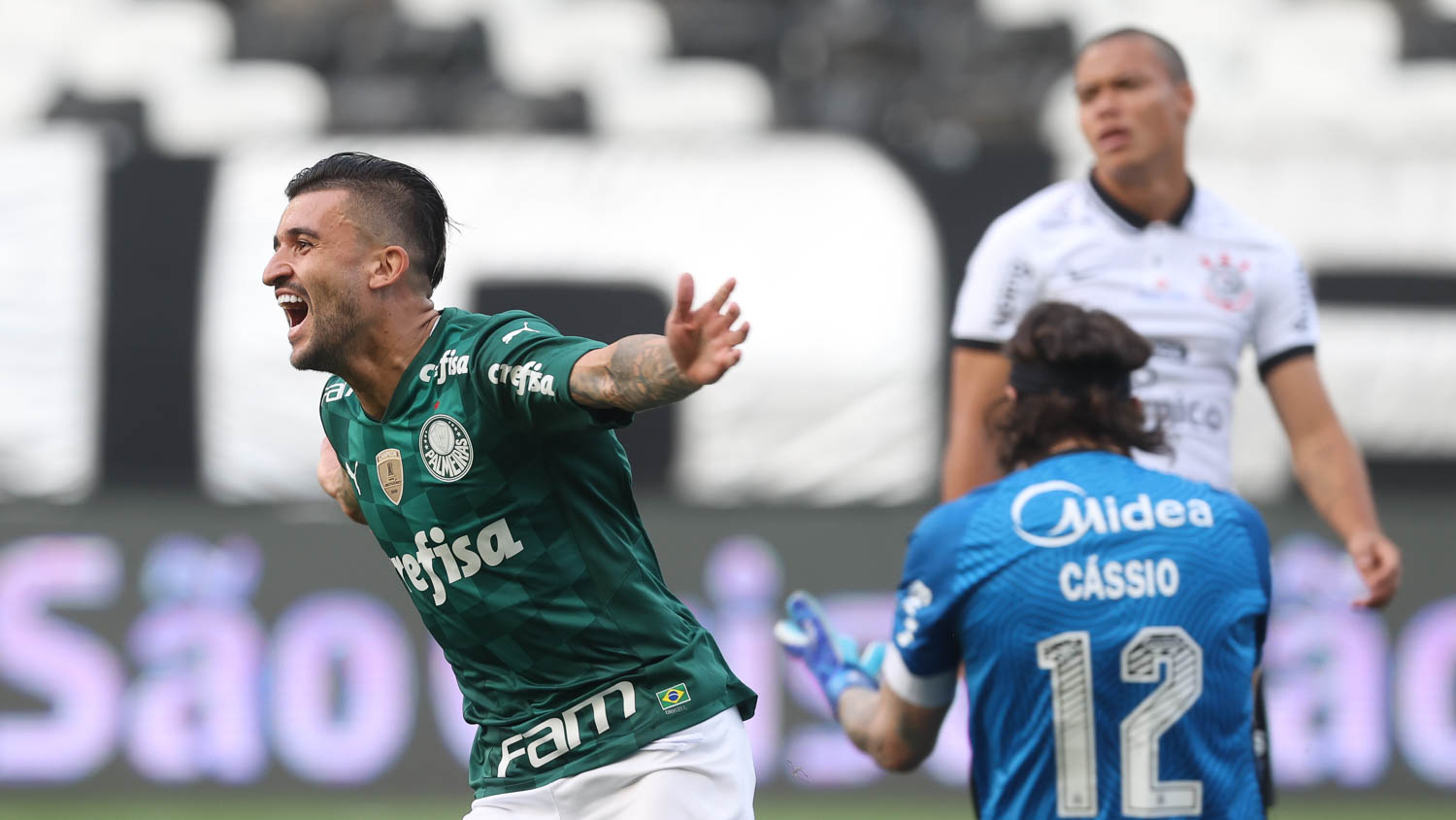 Palmeiras vence Corinthians e é um dos finalistas do Paulistão