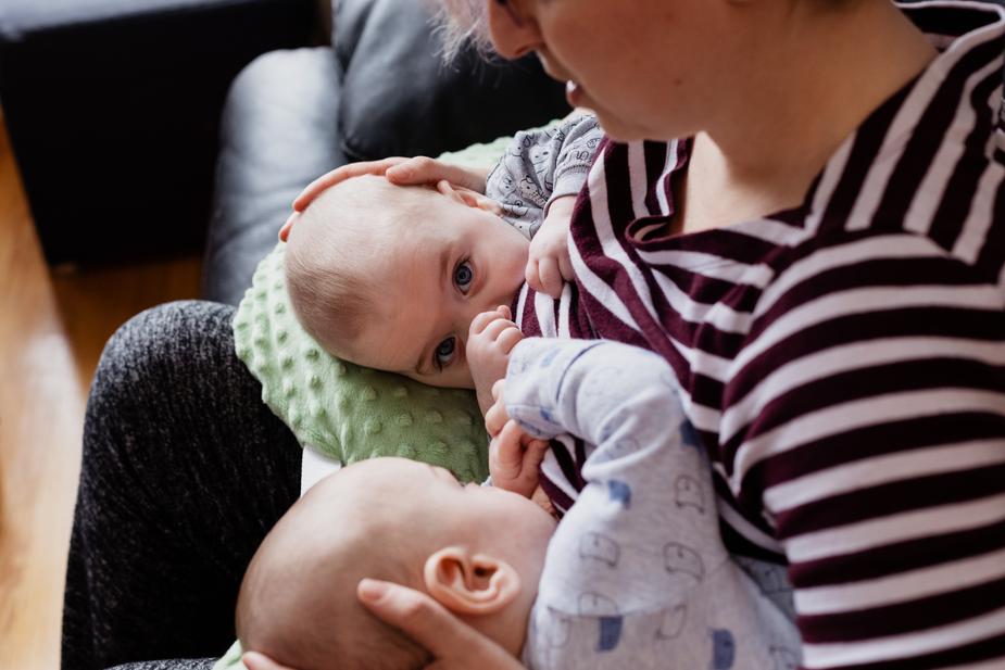 A importância da pega correta no peito na primeira hora de vida do recém-nascido