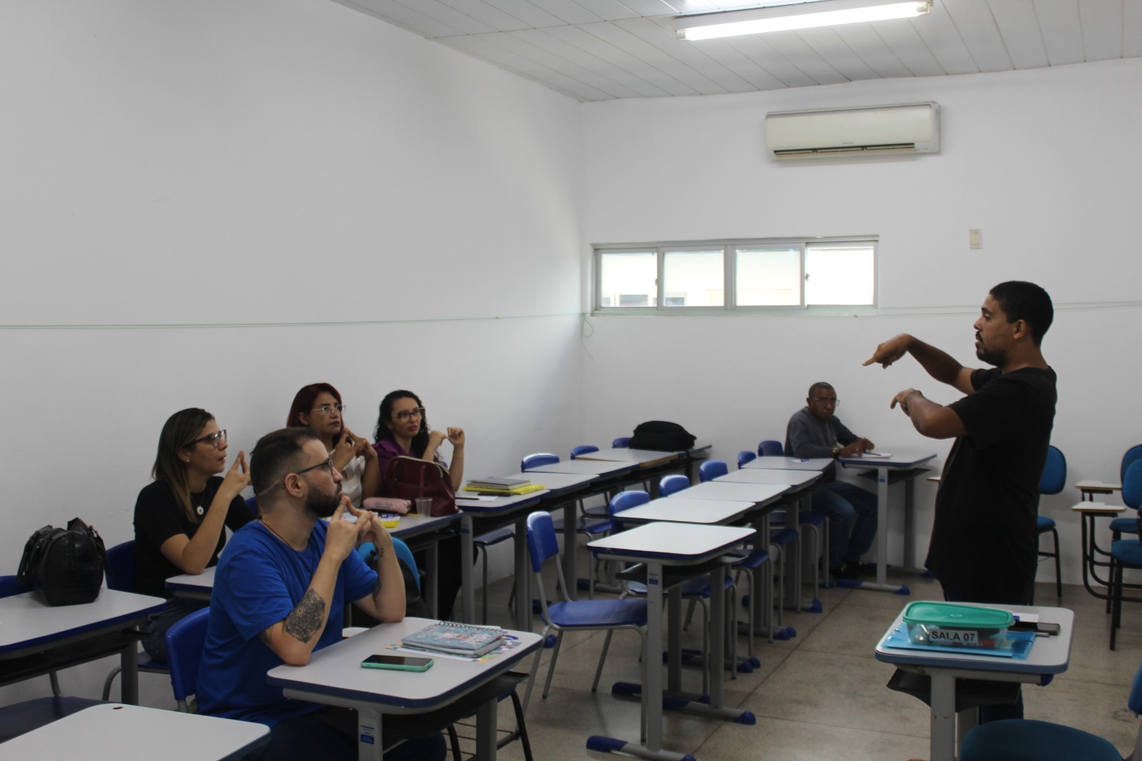 Servidores municipais realizam formação em Libras pela Semec